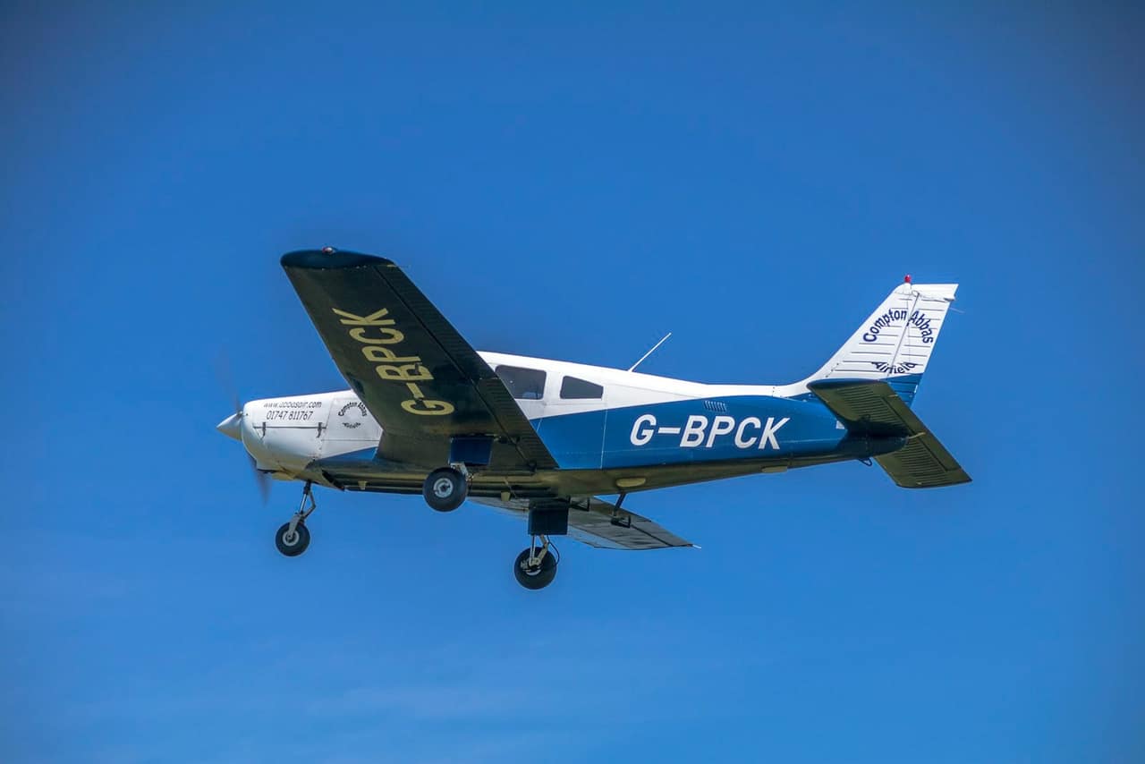 A low-wing Piper single in flight, representative of the complex Piper Arrow